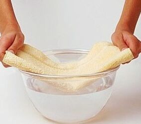 Compresses with mint and salt to treat toenail fungus