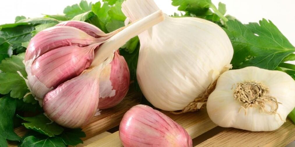 Treatment of nail fungus with garlic